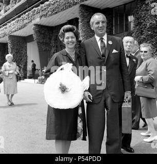 Fred Perry mit seiner Frau Barbara Riese bei Wimbledon Tennis Championships. Bild 27. Juni 1962 getroffen Stockfoto