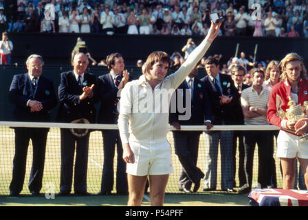 Wimbledon Tennis Championships 1977, mens Endrunde, Trophäe Zeremonie am Ende übereinstimmen, Center Court, Wimbledon, Samstag, 2. Juli 1977. Runner Up, Jimmy Connors, dargestellt nach verliert Match in 5 Sätzen zu regierenden Meister, Björn Borg, 3-6, 6-2, 6-1, 5-7, 6-4. Stockfoto