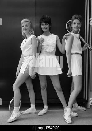 Mode für Wimbledon Fotoshooting. Modelle mit einer Auswahl von Fred Perry Designs für Wimbledon. 12. Juni 1963. Stockfoto