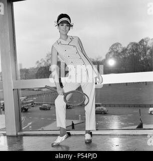 Ted Tinling entworfen 1967 Tennis Mode Collection, London, 5. Januar 1967 tragen. Unser Bild zeigt... Mary Ford tragen zweireihiger Hosenanzug in Dracron Polyester und Baumwolle. Stockfoto