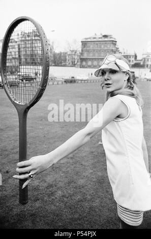 Ted Tinling entworfen 1967 Tennis Mode Collection, London, 5. Januar 1967 tragen. Unser Bild zeigt... Shirley Osborne tragen Ted Tinling shift und Streifenhose in Dracron Polyester und Baumwolle. Stockfoto