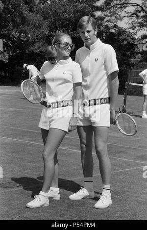 Vor Wimbledon im Hurlingham Club. Unisex Mode von Fred Perry. 21. Juni 1970. Stockfoto