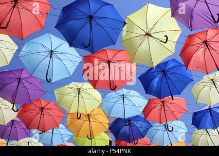 bunte dekorative Sonnenschirme hängen von der Decke Stockfoto, Bild