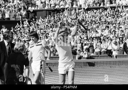 Wimbledon Tennis Championships 1977, mens Endrunde, Center Court, Wimbledon, Samstag, 2. Juli 1977. Champion, Bjorn Borg gewinnt Match in 5 Sätzen, 3-6, 6-2, 6-1, 5-7, 6-4, gegen Jimmy Connors. Dargestellt am Ende des übereinstimmen. Stockfoto