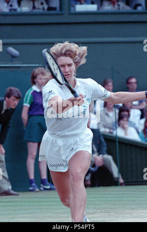 Steffi Graf dargestellt. Steffi Graf beats aktuelle 6-mal Titelverteidiger Martina Navratilova, die Wimbledon Damen Singles Finale am 2. Juli 1988 zu gewinnen. Nach Graf nahm eine 5-3 Führung im ersten Satz, Navratilova sechs gerade Spiele, so dass Ihr den ersten Satz zu gewinnen und eine Leitung 2-0 in den zweiten Satz nehmen gewonnen. Graf kam dann zurück gewinnt 12 der nächsten 13 Spiele und das Match. Steffi Graf das erste von 7 Wimbledon singles Titel gewinnt. 1988, 1989, 1991, 1992, 1993, 1995, 1996 Aufnahme der 2. Juli 1988 Stockfoto