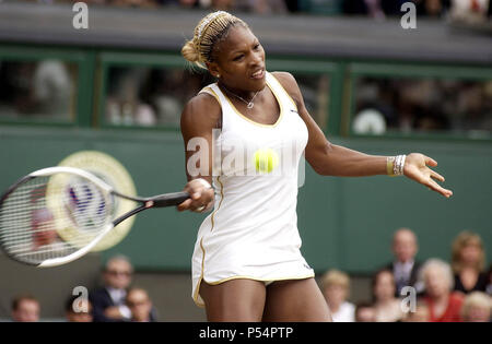 Wimbledon Tennis Meisterschaft Juli 2002 FRAUEN SINGLES FINALE WIMBLEDON VENUS GEGEN SERENA WILLIAMS SERENA WILLIAMS IN AKTION Stockfoto