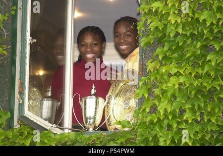 Serena Williams und Venus Williams nach Sieg in Wimbledon Juli 2000 Serena und ihre Schwester Venus posieren für die Fotografen, wie Sie feiern gewinnen die Damen Doppel Trophäe während der Wimbledon Venus auch die Damen Singles Trophäe besiegte Lindsay Davenport in der abschließenden gewonnen Stockfoto