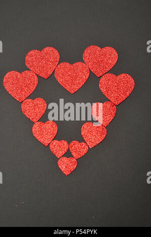 Ein Herz aus verschiedenen Größe Herz auf schwarzem Hintergrund Stockfoto
