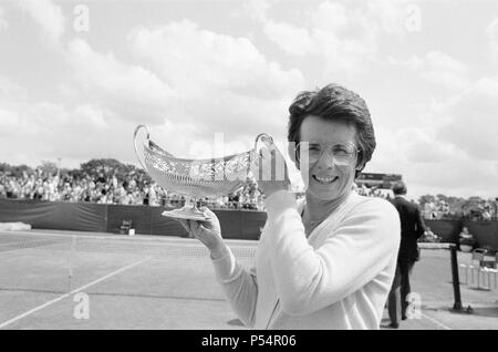 1983 Edgbaston Schale, an der Edgbaston Priorat Club in Birmingham, England, 6. bis 12. Juni 1983. Unser Bild zeigt, Billie Jean King nach dem Gewinn Damen Einzel Finale, Sonntag, 12. Juni 1983. Dies war King's Letzte singles Turniertitel ihrer Karriere und sie wurde die älteste WTA Player an ein Turnier gewinnen singles an 39 Jahre, 7 Monate und 23 Tage. Stockfoto