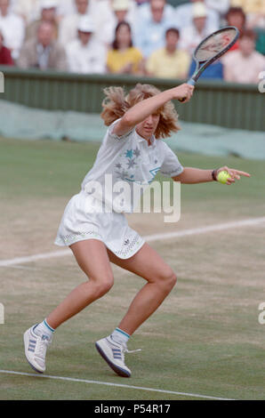 Steffi Graf dargestellt in Aktion in der Wimbledon Damen Singles Finale am 2. Juli 1988. Steffi Graf beats aktuelle 6-mal Titelverteidiger Martina Navratilova, die Wimbledon Damen Singles Finale am 2. Juli 1988 zu gewinnen. Nach Graf nahm eine 5-3 Führung im ersten Satz, Navratilova sechs gerade Spiele, so dass Ihr den ersten Satz zu gewinnen und eine Leitung 2-0 in den zweiten Satz nehmen gewonnen. Graf kam dann zurück gewinnt 12 der nächsten 13 Spiele und das Match. Steffi Graf das erste von 7 Wimbledon singles Titel gewinnt. 1988, 1989, 1991, 1992, 1993, 1995, 1996 Aufnahme der 2. Juli 1988 Stockfoto