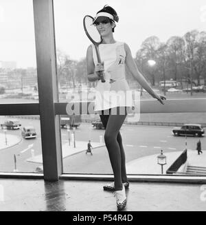 Ted Tinling entworfen 1967 Tennis Mode Collection, London, 5. Januar 1967 tragen. Unser Bild zeigt... Mary Ford tragen Ted Tinling entworfen, Verschiebung in Dracron whipcord Gewebe aus Polyester und Baumwolle. Stockfoto