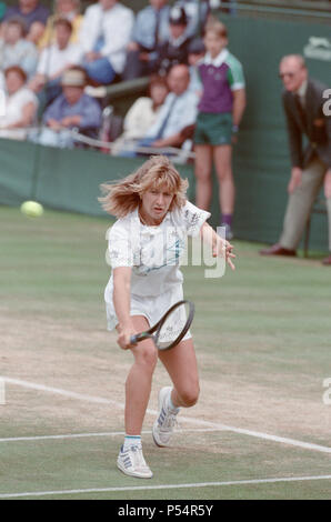 Steffi Graf dargestellt in Aktion in der Wimbledon Damen Singles Finale am 2. Juli 1988. Steffi Graf beats aktuelle 6-mal Titelverteidiger Martina Navratilova, die Wimbledon Damen Singles Finale am 2. Juli 1988 zu gewinnen. Nach Graf nahm eine 5-3 Führung im ersten Satz, Navratilova sechs gerade Spiele, so dass Ihr den ersten Satz zu gewinnen und eine Leitung 2-0 in den zweiten Satz nehmen gewonnen. Graf kam dann zurück gewinnt 12 der nächsten 13 Spiele und das Match. Steffi Graf das erste von 7 Wimbledon singles Titel gewinnt. 1988, 1989, 1991, 1992, 1993, 1995, 1996 Aufnahme der 2. Juli 1988 Stockfoto