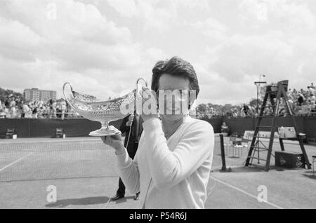 1983 Edgbaston Schale, an der Edgbaston Priorat Club in Birmingham, England, 6. bis 12. Juni 1983. Unser Bild zeigt, Billie Jean King nach dem Gewinn Damen Einzel Finale, Sonntag, 12. Juni 1983. Dies war King's Letzte singles Turniertitel ihrer Karriere und sie wurde die älteste WTA Player an ein Turnier gewinnen singles an 39 Jahre, 7 Monate und 23 Tage. Stockfoto