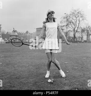 Ted Tinling entworfen 1967 Tennis Fashion Kollektion, Hyde Park, London, 5. Januar 1967 tragen. Unser Bild zeigt... Shirley Osborne tragen Ted Tinling shift und Streifenhose in Dracron Polyester und Baumwolle. Stockfoto