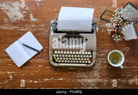 Vintage Schreibmaschine hipster Thema mit einem Kaffee Blick von oben Stockfoto