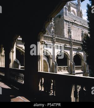 ARTE GOTICO. ESPAÑA. GUAS, Juan (m. Toledo, 1496). Arquitecto y escultor Español de origen bretón. Máximo representante del Estilo isabelino. MONASTERIO DE SAN JUAN DE LOS REYES (siglo XV). Las mejores del CLAUSTRO, de estilo gótico - Flamenco. TOLEDO. Kastilien-la Mancha. Stockfoto