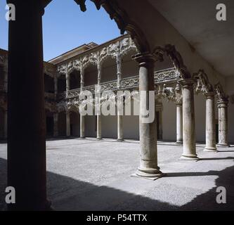 ARTE GOTICO. ESPAÑA. GUAS, Juan (m. Toledo, 1496). Arquitecto y escultor Español de origen bretón. PATIO DE LOS LEONES DEL PALACIO DEL INFANTADO. Vista de la DOBLE GALERIA GOTICA con órdenes corintio dórico y y Arcos mixtilíneos. GUADALAJARA. Kastilien-la Mancha. Stockfoto