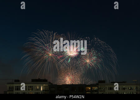 Feuerwerk über der Innenstadt von Seattle in der Nacht am Unabhängigkeitstag. Stockfoto