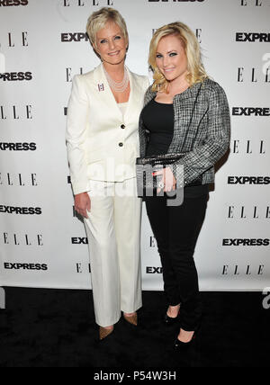 Cindy McCain, Meghan McCain ELLE und EXPRESS '25 um 25' Veranstaltung im Palihouse Club in West Hollywood / Los Angeles. Cindy McCain, Meghan McCain 39 Veranstaltung in Hollywood Leben - Kalifornien, Red Carpet Event, USA, Filmindustrie, Prominente, Fotografie, Bestof, Kunst, Kultur und Unterhaltung, prominente Mode, Besten, Hollywood Leben, Event in Hollywood Leben - Kalifornien, Roter Teppich und backstage, Musik Prominente, Topix, Paar, Familie (Mann und Frau) und Kids - Kinder, Brüder und Schwestern anfrage tsuni@Gamma-USA.com, Kredit Tsuni/USA, 2010 Stockfoto