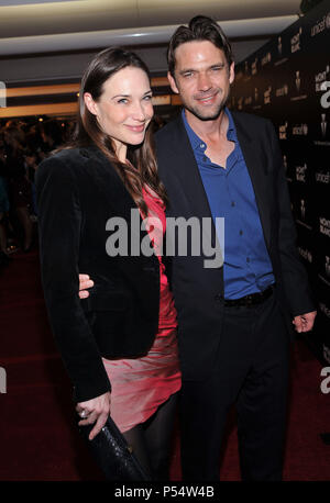 Claire Forlani Dougray Scott 45 - der Montblanc Charity Cocktail an der Soho House in Los Angeles. Claire Forlani Dougray Scott 45 Veranstaltung in Hollywood Leben - Kalifornien, Red Carpet Event, USA, Filmindustrie, Prominente, Fotografie, Bestof, Kunst, Kultur und Unterhaltung, prominente Mode, Besten, Hollywood Leben, Event in Hollywood Leben - Kalifornien, Roter Teppich und backstage, Musik Prominente, Topix, Paar, Familie (Mann und Frau) und Kids - Kinder, Brüder und Schwestern anfrage tsuni@Gamma-USA.com, Kredit Tsuni/USA, 2010 Stockfoto