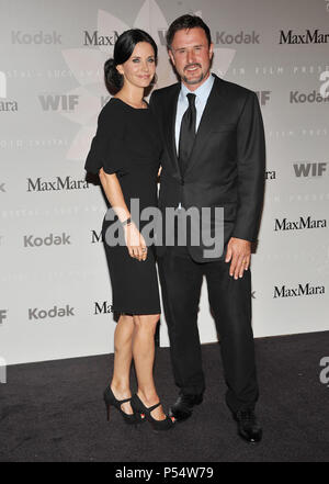 Courteney Cox-Arquette David Arquette 67 - Frauen im Film - 2010 Crystal - Lucy Awards im Hyatt Regency Century Plaza Hotel in Los Angeles. Courteney Cox-Arquette David Arquette 67 Veranstaltung in Hollywood Leben - Kalifornien, Red Carpet Event, USA, Filmindustrie, Prominente, Fotografie, Bestof, Kunst, Kultur und Unterhaltung, prominente Mode, Besten, Hollywood Leben, Event in Hollywood Leben - Kalifornien, Roter Teppich und backstage, Musik Prominente, Topix, Paar, Familie (Mann und Frau) und Kids - Kinder, Brüder und Schwestern anfrage tsuni@Gamma-USA.com, Kredit Tsuni/USA, 2010 Stockfoto