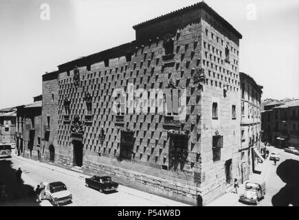 España. Casa de las Conchas de Salamanca. Años 1950. Stockfoto