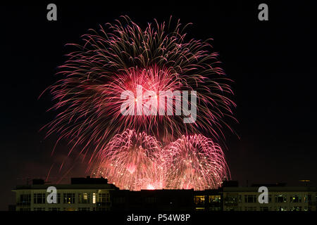 Feuerwerk über der Innenstadt von Seattle in der Nacht am Unabhängigkeitstag. Stockfoto