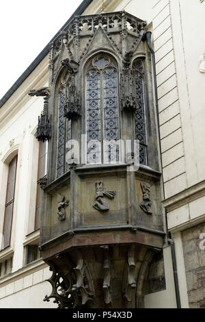 Tschechische Republik. Prag. Karls-Universität. Im Jahre 1348 gegründet. Von den Nazis bombardiert wurde sie wieder aufgebaut. Gothic bleibt. Stockfoto