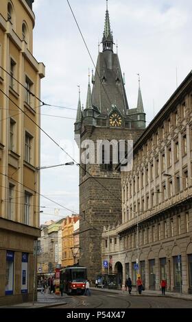 Tschechische Republik. Prag. Straße. An der Unterseite des Turms antiken Mauern der Stadt. Stockfoto