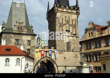 Der Tschechischen Republik. Prag. Die Karlsbrücke. Ein Blick auf die Brücke Turm am Ende der Karlsbrücke auf der Seite der Mala Strana. Stockfoto