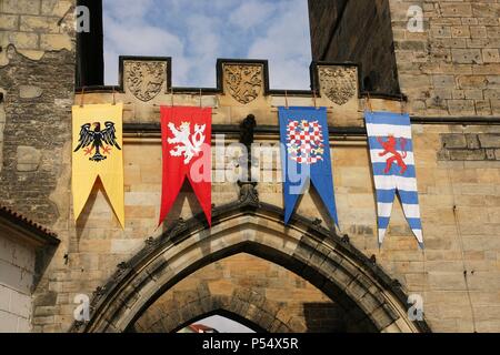 Der Tschechischen Republik. Prag. Die Karlsbrücke. Ein Blick auf die Brücke Turm am Ende der Karlsbrücke auf der Seite der Mala Strana. Details Flags. Stockfoto