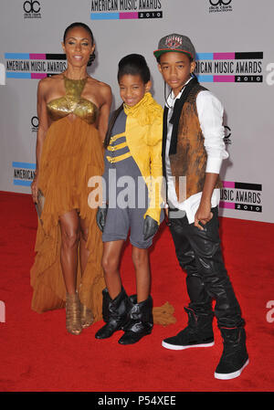 Jada Pinkett-Smith, Willow, Jaden - 2010 American Music Awards - AMA-Im Nokia Theater in Los Angeles. Jada Pinkett-Smith, Willow, Jaden 71 Veranstaltung in Hollywood Leben - Kalifornien, Red Carpet Event, USA, Filmindustrie, Prominente, Fotografie, Bestof, Kunst, Kultur und Unterhaltung, prominente Mode, Besten, Hollywood Leben, Event in Hollywood Leben - Kalifornien, Roter Teppich und backstage, Musik Prominente, Topix, Paar, Familie (Mann und Frau) und Kids - Kinder, Brüder und Schwestern anfrage tsuni@Gamma-USA.com, Kredit Tsuni/USA, 2010 Stockfoto