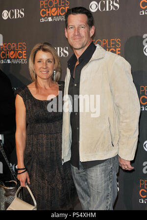 James Denton d Frau Erin OBrien frau 146 - PeopleÕs Choice Awards 2010 im Nokia Theater in Los Angeles. James Denton d Frau Erin OBrien frau 146 Veranstaltung in Hollywood Leben - Kalifornien, Red Carpet Event, USA, Filmindustrie, Prominente, Fotografie, Bestof, Kunst, Kultur und Unterhaltung, prominente Mode, Besten, Hollywood Leben, Event in Hollywood Leben - Kalifornien, Roter Teppich und backstage, Musik Prominente, Topix, Paar, Familie (Mann und Frau) und Kids - Kinder, Brüder und Schwestern anfrage tsuni@Gamma-USA.com, Kredit Tsuni/USA, 2010 Stockfoto