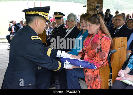 Brig. Gen. Mark Spielzeug, US-Armee Korps der Ingenieure großen Seen und Ohio River Division Commander, präsentiert die US-Flagge an Sharon Osborne, Nachkomme des revolutionären Krieges Private Samuel Howard, während seiner reinterment Mai 12, 2017 Resthaven Friedhof in Baxter, Ky. (USACE Stockfoto