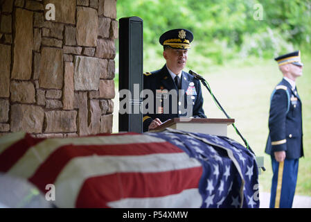 Brig. Gen. Mark Spielzeug, US-Armee Korps der Ingenieure großen Seen und Ohio River Division Commander, gibt Erläuterungen bei einem reinterment Mai 12, 2017 für Private Samuel Howard, revolutionären Krieg Soldat, an resthaven Friedhof in Baxter, Ky. (USACE Stockfoto