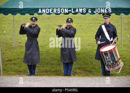 Army Staff Sgt. Erin Fleming (Links), Staff Sgt. Joie Byrd und Staff Sgt. Brian Barnhardt aus der alten Garde der Fife und Drum Corps, 3 United States Infanterieregiment in Fort Myer, Va., spielen sie in der Fife und Drum Mai 12, 2017 während der reinterment der privaten Samuel Howard, revolutionären Krieg Soldat, an resthaven Friedhof in Baxter, Ky. (USACE Stockfoto