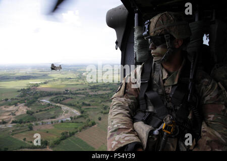 U.S. Army Staff Sgt. William Herbold, 1-2 Stryker Brigade Combat Team, Fahrten in einem UH-60 Black Hawk Hubschrauber während einer geiselbefreiung Szenario zur Unterstützung der Balikatan 2017 am Fort Ramon Magsaysay, Nueva Ecija, 9. Mai 2017. Durch die Ausbildung der Philippinischen und US-Militär bauen auf gemeinsame Taktiken, Techniken und Verfahren, Bereitschaft und Reaktion auf neue Bedrohungen zu verbessern. Balikatan ist eine jährliche US-Philippinischen bilaterale militärische Übung konzentriert sich auf eine Vielzahl von Missionen, einschließlich humanitärer Hilfe und Katastrophenhilfe, Terrorismusbekämpfung, und andere kombinierte milit Stockfoto