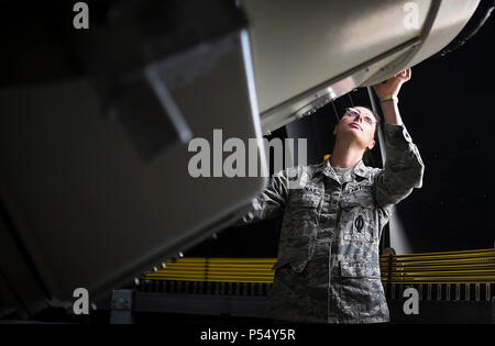 Maj. Erin Salinas demonstriert die Mobilität des Teleskops am 27. April 2017 im White Sands Missile Range, Nm. Stockfoto