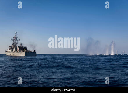 Ozean (9. Mai 2017) Die Cyclone-class Patrol coastal Schiff USS Zephyr (PC 8) Brände Es ist M240B 7,62 mm Maschinengewehr und M2. 50-Kaliber Heavy Machine Gun an einem verlassenen Schiff. Zephyr ist unterwegs zur Unterstützung der Operation Martillo, eine gemeinsame Operation mit der U.S. Coast Guard und Partner Nationen, innerhalb der US-Flotte Bereich der Operationen. Stockfoto