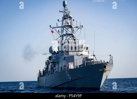 Ozean (9. Mai 2017) Die Cyclone-class Patrol coastal Schiff USS Zephyr (PC 8) Brände Es ist M240B 7,62 mm Maschinengewehr und M2. 50-Kaliber Heavy Machine Gun an einem verlassenen Schiff. Zephyr ist unterwegs zur Unterstützung der Operation Martillo, eine gemeinsame Operation mit der U.S. Coast Guard und Partner Nationen, innerhalb der US-Flotte Bereich der Operationen. Stockfoto