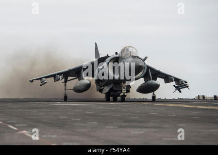 Ozean (11. Mai 2017) Ein AV-8B Harrier, zugeordnet zu den Grat Läufer der Marine Medium Tiltrotor Squadron (VMM) 163 (verstärkt), zieht aus der Flight Deck der Amphibisches Schiff USS Makin Island (LHD8). Der Makin Island Amphibious Ready Gruppe und 11 Marine Expeditionary Unit sind wieder in Südkalifornien von sieben - Monat der Bereitstellung in den USA 3., 5. und 7 Flotte Arbeitsgebiete. Stockfoto