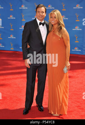 Jimmy Fallon & Produzent Nancy Juvonen 62th Emmy Awards - 2010 im Nokia Theater in Los Angeles. JimmyFallon producerNancyJuvonen 120 Event in Hollywood Leben - Kalifornien, Red Carpet Event, USA, Filmindustrie, Prominente, Fotografie, Bestof, Kunst, Kultur und Unterhaltung, prominente Mode, Besten, Hollywood Leben, Event in Hollywood Leben - Kalifornien, Roter Teppich und backstage, Musik Prominente, Topix, Paar, Familie (Mann und Frau) und Kids - Kinder, Brüder und Schwestern anfrage tsuni@Gamma-USA.com, Kredit Tsuni/USA, 2010 Stockfoto