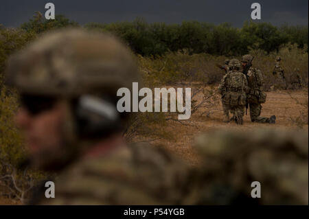 Royal Marine Commando im Engel Thunder 2017 in Florenz, Ariz., 9. Mai 2017 teilnehmen. Engel Thunder ist eine zweiwöchige, Air Combat Command-gefördert, gemeinsame zertifizierte und akkreditierte Personal Recovery Übung konzentriert sich auf die Suche und Rettung. Die Übung ist so konzipiert, Ausbildungsmaßnahmen für das Personal recovery Vermögenswerte mit einer Vielzahl von Szenarien zu simulieren, Bereitstellung von Bedingungen und Möglichkeiten zu bieten. Stockfoto