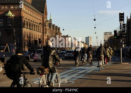 Dänemark. Kopenhagen. Radfahrer zirkuliert durch ein Radweg. Stockfoto