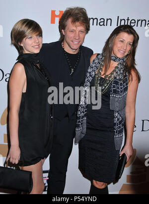 Jon Bon Jovi und Frau und Tochter 113 - Clive Davis Pre-Grammy Gala im Beverly Hilton in Los Angeles. Jon Bon Jovi und Frau und Tochter 113 Veranstaltung in Hollywood Leben - Kalifornien, Red Carpet Event, USA, Filmindustrie, Prominente, Fotografie, Bestof, Kunst, Kultur und Unterhaltung, prominente Mode, Besten, Hollywood Leben, Event in Hollywood Leben - Kalifornien, Roter Teppich und backstage, Musik Prominente, Topix, Paar, Familie (Mann und Frau) und Kids - Kinder, Brüder und Schwestern anfrage tsuni@Gamma-USA.com, Kredit Tsuni/USA, 2010 Stockfoto