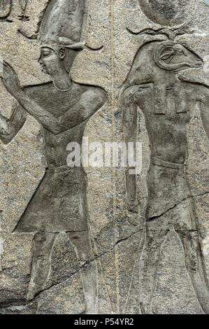 Entlastung von einem König und einem RAM-Gott. Granit. Herrschaft von Ptolemäus II oder III. 285-221 BC. Aus dem Tempel der Isis auf Behbeit el-Hagar. Ny Carlsberg Glyptotek. Kopenhagen. Dänemark. Stockfoto