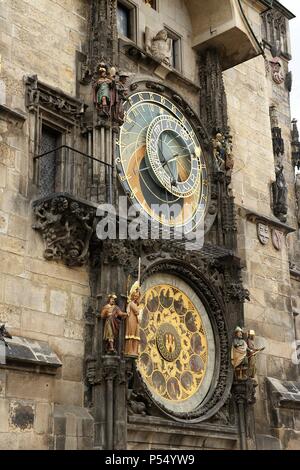 Die Astronomische Uhr in Prag oder Prager Orloj montiert an der südlichen Wand des Altstädter Rathaus in der Altstadt entfernt. Uhr, Kalender, und animierte Figuren.. Der Tschechischen Republik. Stockfoto