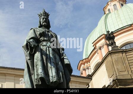 Karl IV. von Luxemburg, ich von Böhmen und IV in Deutschland (1316-1378). Kaiser des Heiligen römischen Reiches und König von Böhmen. Statue in der Nähe der Charles Brücke, 1848. Prag. Der Tschechischen Republik. Stockfoto