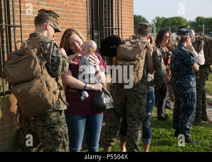 Familie und Freunde grüßen ihre Geliebten vom 1 Platoon, Firma C., flotte Anti-terror-Security Team, US Marine Corps Security Force Regiment, Rückkehr nach Norfolk, Virginia 10. Mai von einem De-Betankung Zuordnung im Puget Sound, Washington. Dieser Trupp von Marines wurden für über fünf Wochen bieten Sicherheit für Atom-U-Boote, um de gegangen - Kraftstoff. Stockfoto