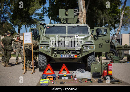 Marines Special Purpose Marine Air-Ground Task Force-Crisis Response-Africa Logistik combat Element tour Eine statische Anzeige im La Legión Base Militar, Viator, Spanien, 9. April 2017 vergeben. SPMAGTF-CR-AF bereitgestellt begrenzte Reaktion auf Krisen und Theater Security Operations in Europa und Nordafrika zu führen. Stockfoto